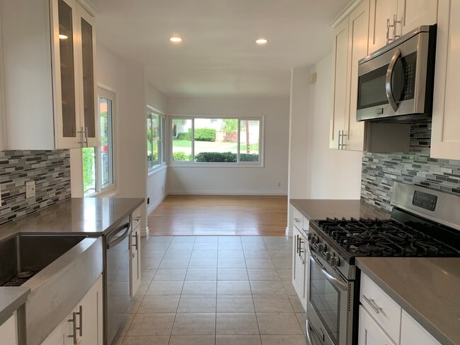 Building Photo - 3172 Rowena Ave Unit 1