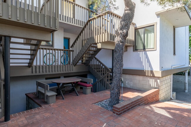 Courtyard - 2807 Highland Ave Apartments Unit 4