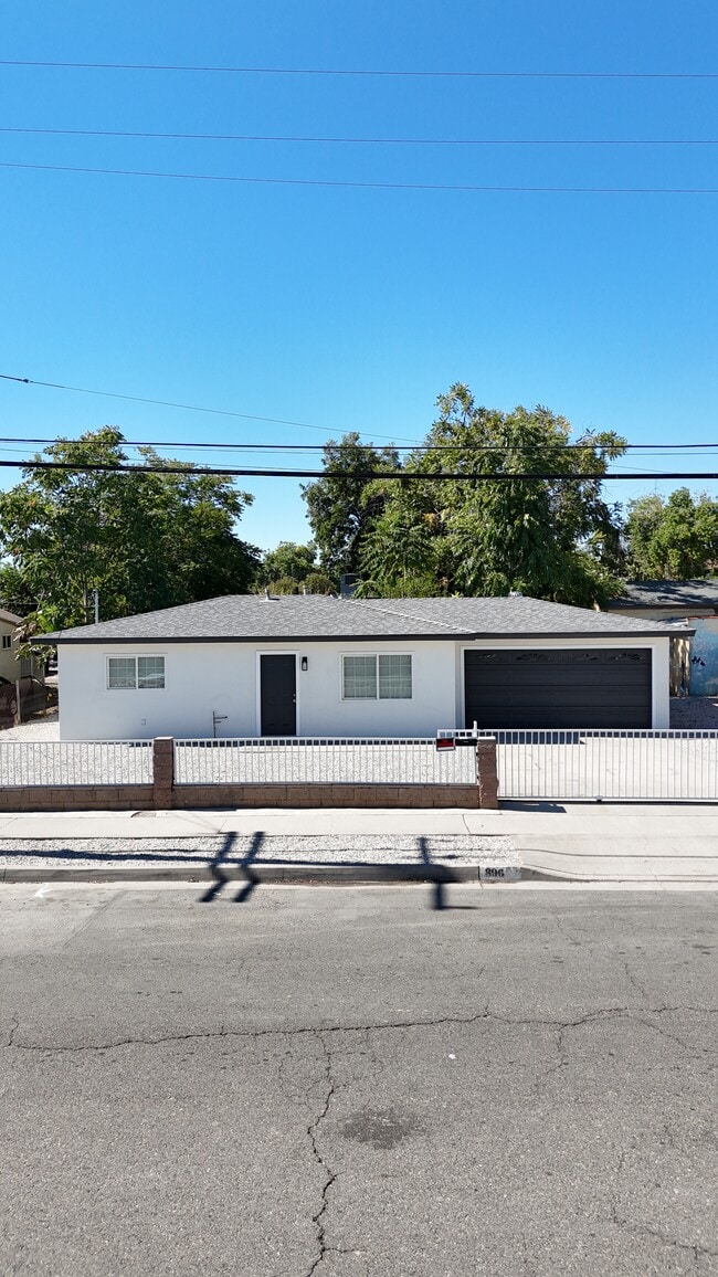 Building Photo - 896 N J St