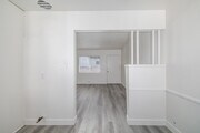 1BR, 1BA - 500SF - Living Room - 903 N Sloan Ave.