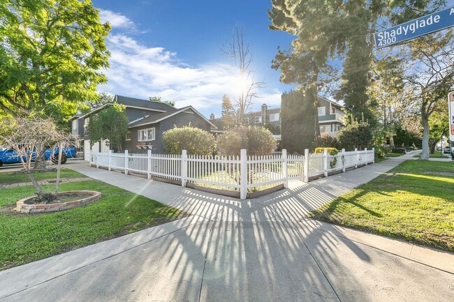 Building Photo - 12334 Moorpark St Unit 1