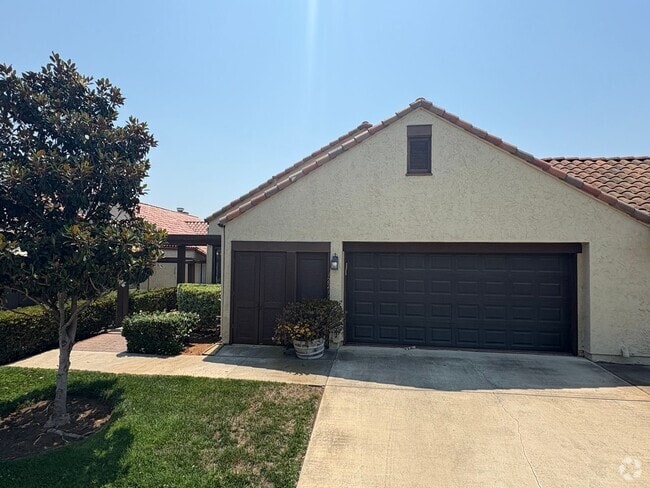 Building Photo - Gorgeous 2B+Office/2BA Townhouse w/ Golf C...