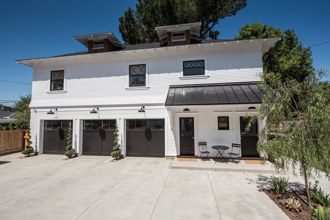 Unit Above Garage - 2510 Valencia St Unit 2510.5