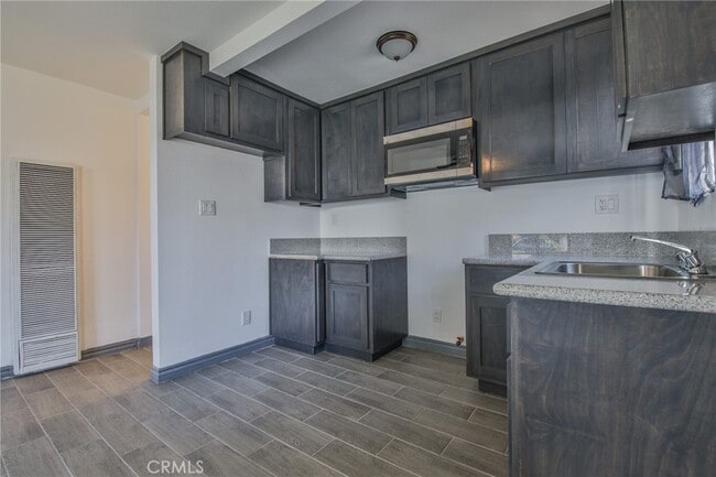 kitchen with hallway view - 920 E 91st St Unit 920