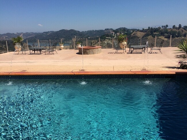 Building Photo - 1350 Stradella Rd Unit #1