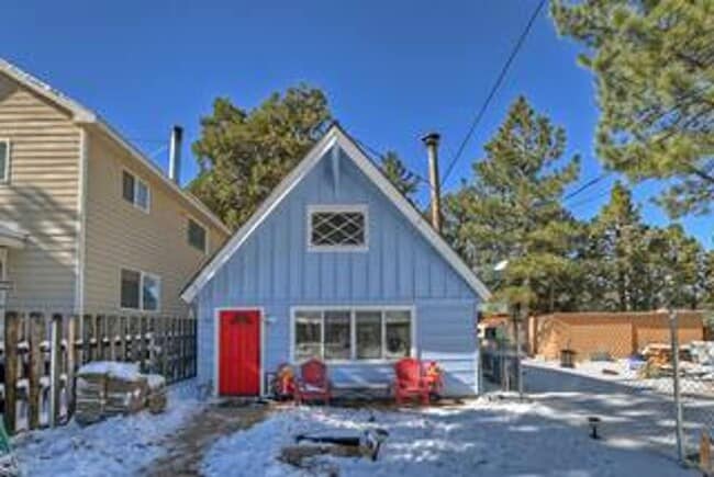 Building Photo - 2 Bedroom Lodge- Pet Friendly- Fenced Yard