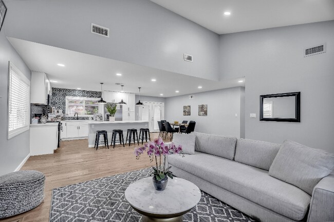 Photo - 5676 Bloomfield St