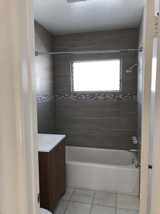 Photo - 940 S Venice Blvd