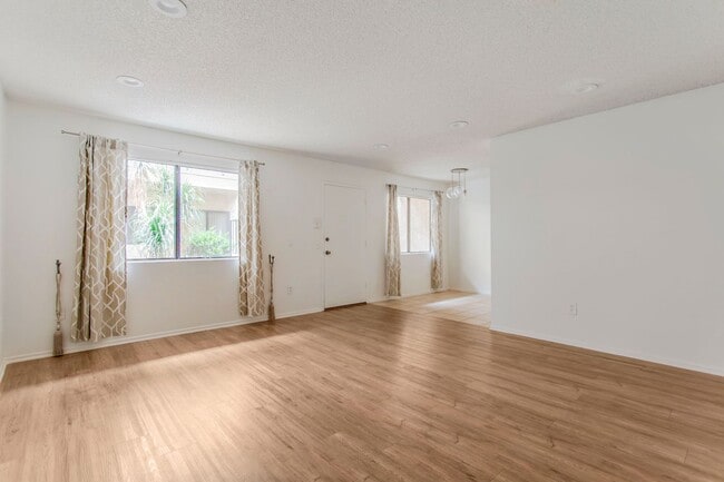 Photo - Chatsworth Rent This Now Unit THR33