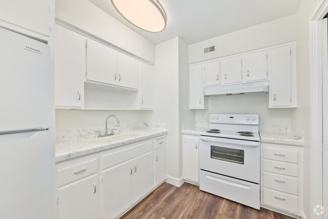 2BR, 2BA - 1,060SF - Kitchen - Village Green Apartments