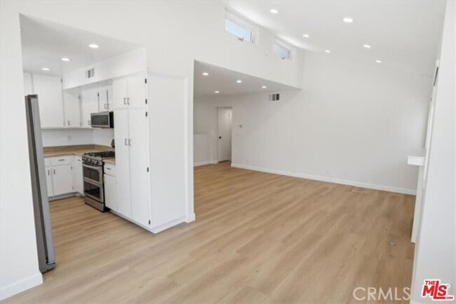 Photo - 10566 Sunland Blvd Unit 7