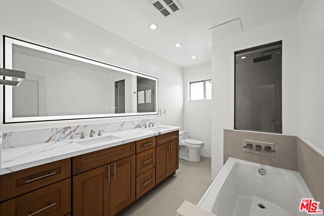 Building Photo - 136 S Palm Dr Unit 301