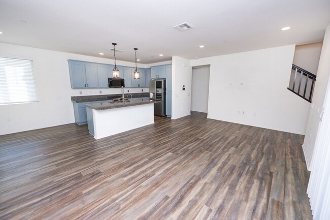 Building Photo - Amazing 3 Bedroom Condo available now! Totally loaded unit, schedule a tour today!