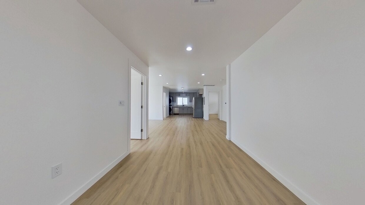 3D Tour - 1537 N Kingsley Dr