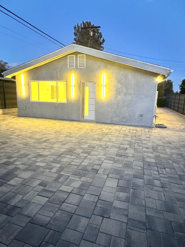 Photo - 17807 San Fernando Mission Blvd