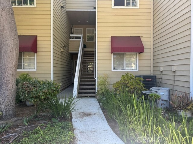 Building Photo - 3690 S Bear St Unit J