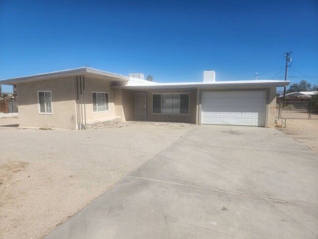 Spacious 3 Bedroom 2 Bath Home - Spacious 3 Bedroom 2 Bath Home