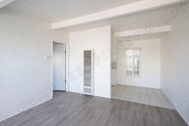 Building Photo - Pacific Beach 1 Bedroom Cottage with Parki... Unit 2037 Rental