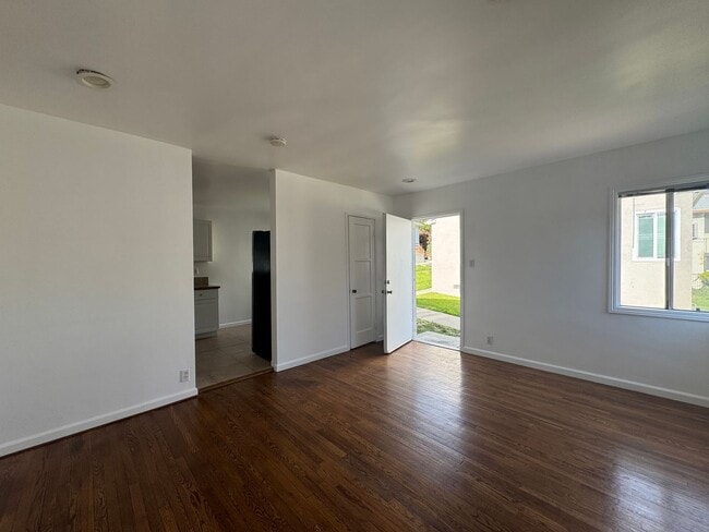 Photo - 5179 Huntington Dr N Apartment Unit 4