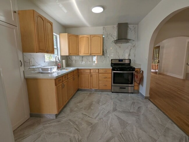 Photo - 6619 Willoughby Ave