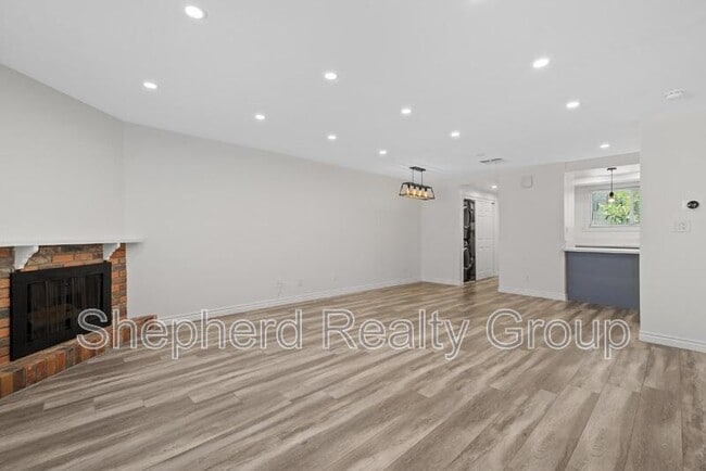 Photo - 405 Pioneer Dr