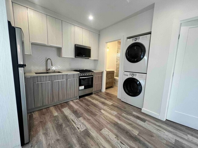 Building Photo - 8045 Darby Ave Unit 3