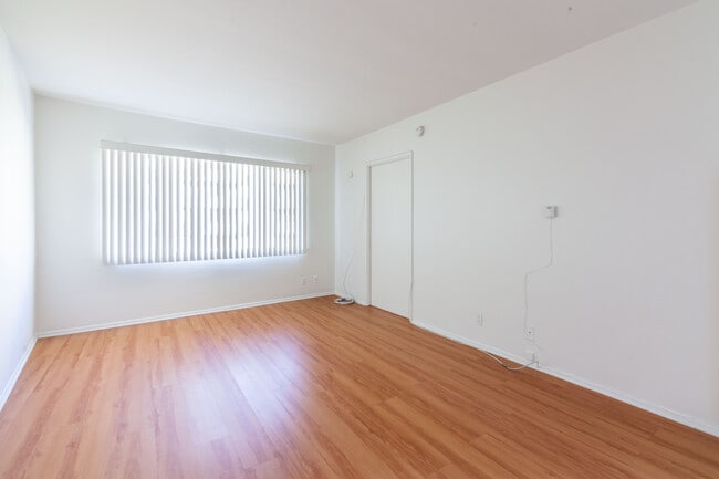 Photo - 667 Levering Ave