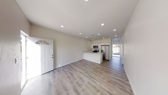 4BD/2BA, Balcony Views!! - 4BD/2BA, Balcony Views!!