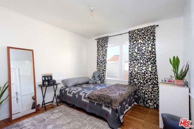 Photo - 5615 Wenlock St