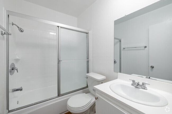 2BR, 2BA - 820SF - Bathroom - Terra Vista