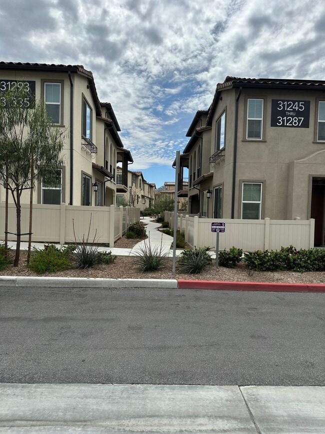 Building Photo - 2 Bed/2.5 Bath, South Temecula Townhome