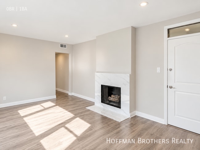 Building Photo - 425 N Oakhurst Dr