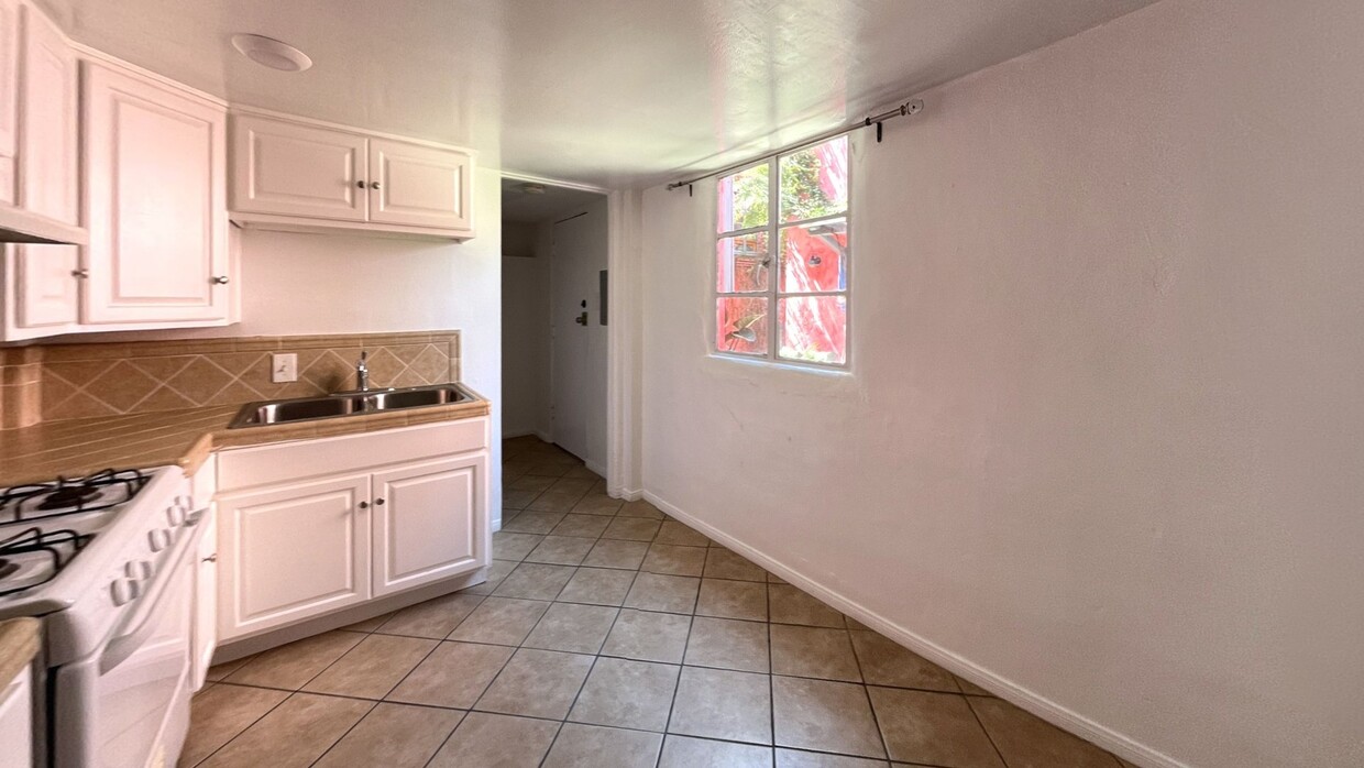 3D Tour - Big Momma Court Apts...Magical Renovated B...