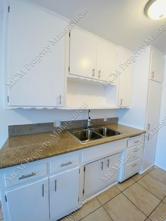 UNIT #9 KITCHEN - 1049 N Mariposa Ave