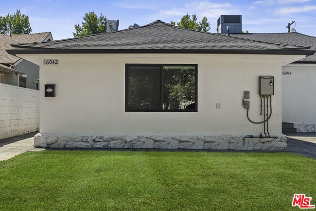 Photo - 16042 Knapp St