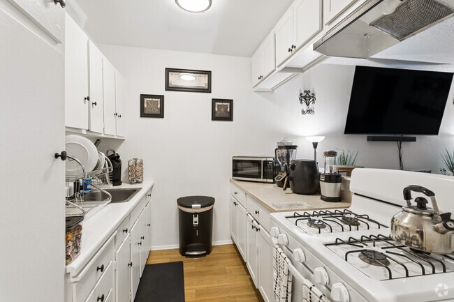 1BR, 1BA - 650SF - Kitchen - Pearson