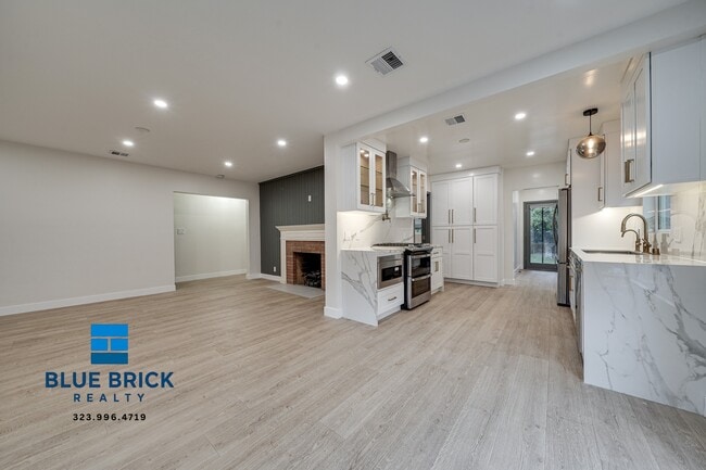 Building Photo - 5620 1/2 Radford Ave -