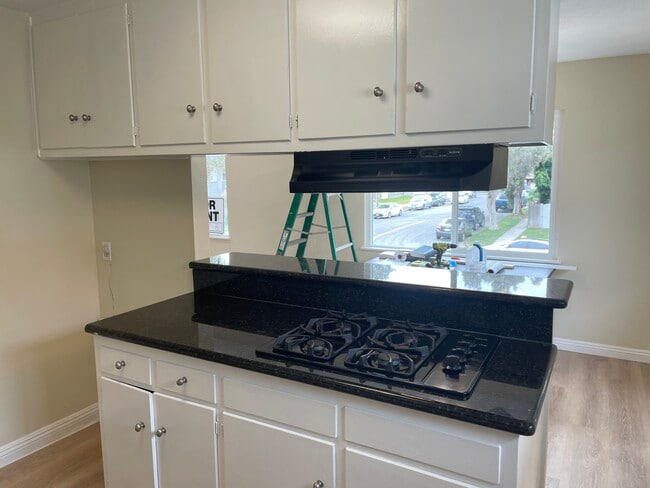 Gas range w/ hood vent - 2912 Peppertree Ln Unit D