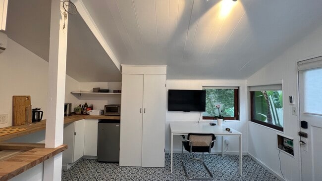 BUNGALOW/CLOSET - 880 Commonwealth Ave