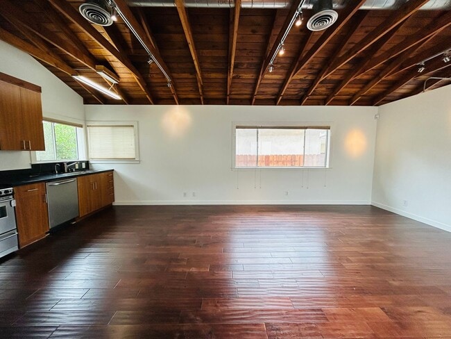 Photo - Spacious One Bedroom + Den Backhouse! In Unit Laundry! Prime Location!