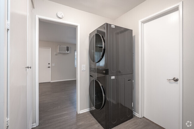 2BR, 2BA - 980SF - Laundry - Richelieu Apartments
