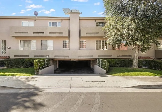 Building Photo - 18347 Saticoy St