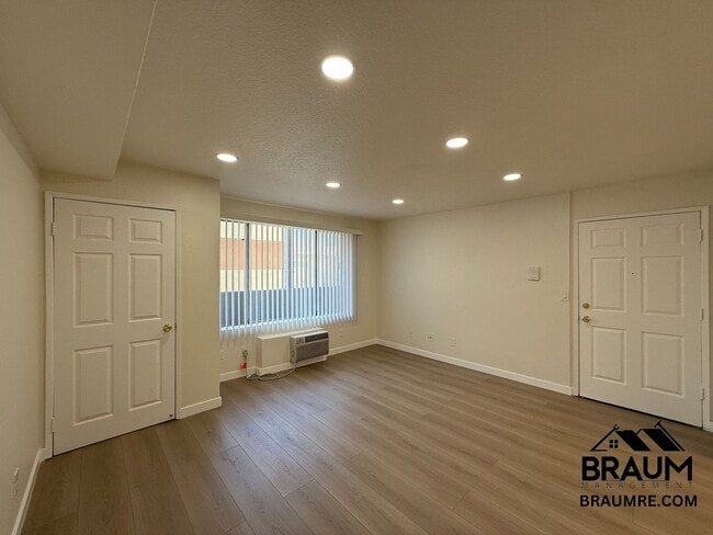 Photo - 5245 Riverton Ave Unit 204