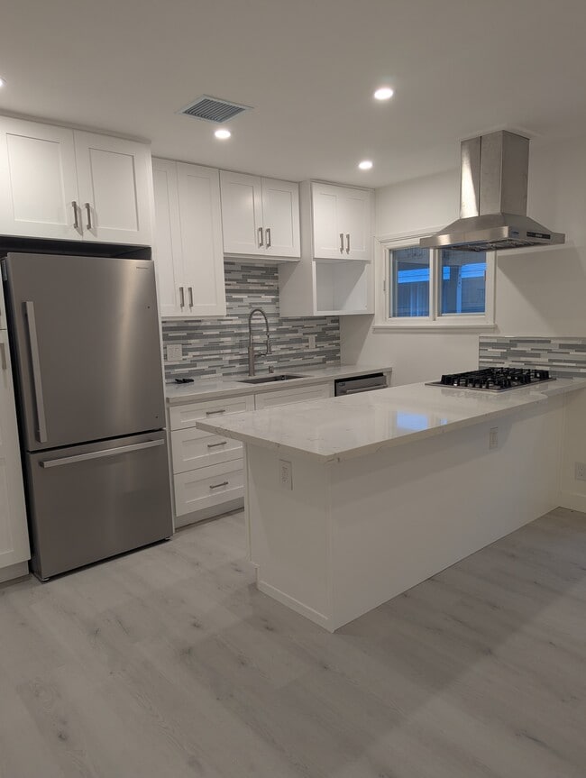 Building Photo - 1906 N Hollywood Way Unit 104