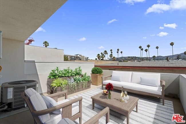 Building Photo - 1409 N Hobart Blvd Unit 104