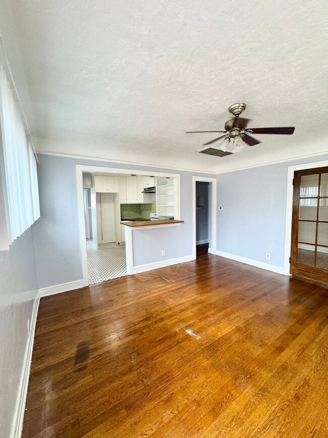 Building Photo - MUST SEE!! Unit 546