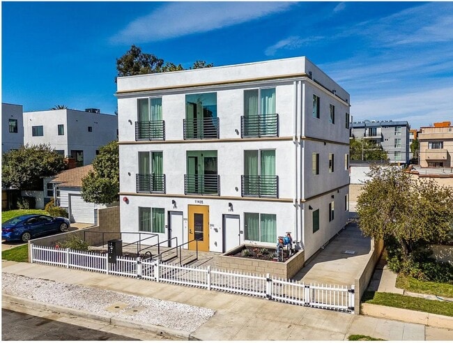 Building Photo - 11435 Cumpston St Unit 102