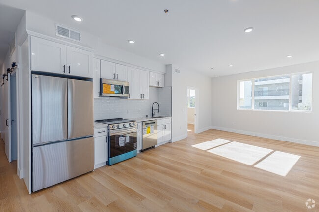 2BR, 2BA - 850SF - Kitchen - Pacific Heights II