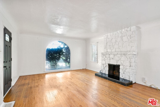 Photo - 6086 Saturn St