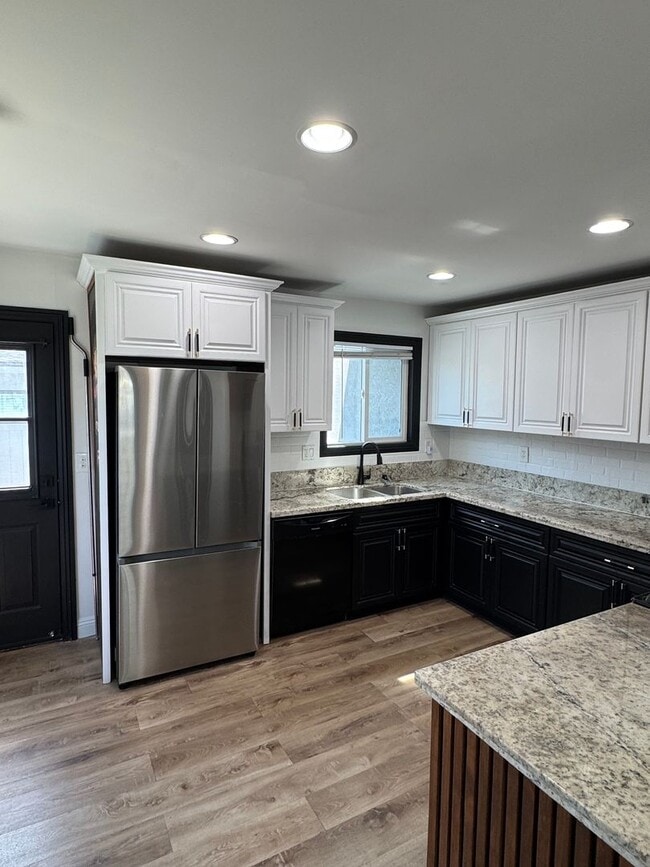 Photo - !! MOVE-IN SPECIAL !!  Bright Carson Front House Duplex with Modern Finishes Unit 2672 E. Washington Street